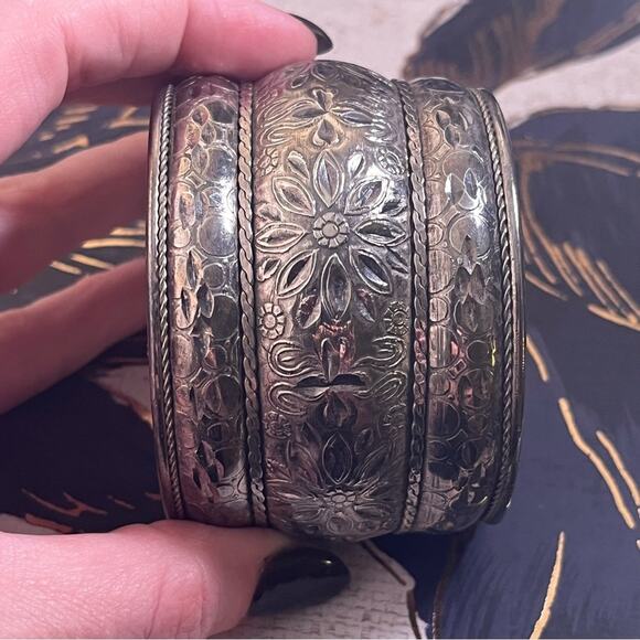 Vintage ENORMOUS Wide Tribal Etched Floral Bangle Silver Cuff Bracelet B1 - Picture 8 of 11